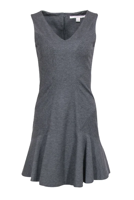 Diane von Furstenberg - Grey Sleeveless Flare Dress Sz 4 Fashionable unclassified dresses